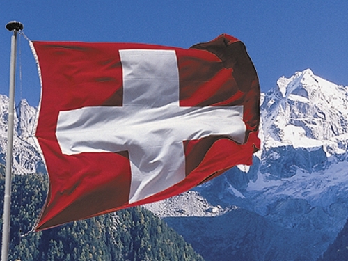  - Svizzera-bandiera-sui-monti